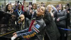Alicia Keys tampil dengan piano Elton John dalam sebuah pertunjukan kejutan di stasiun Kings Cross, London pada Senin (11/12/2023). (Scott Garfitt/Invision/AP)