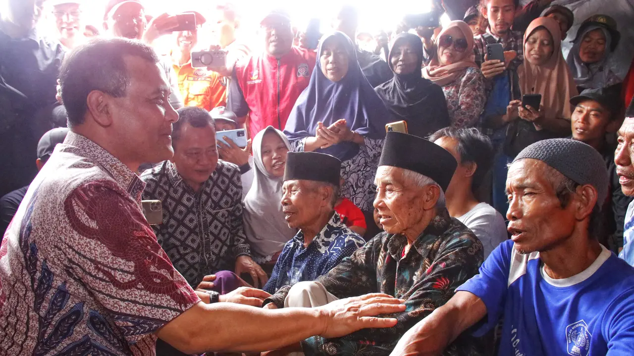 Gubernur Ahmad Luthfi di pengungsian bersama pengungsi Sirampong, Brebes. (Foto: Liputan6.com/Humas Pemprov Jateng)