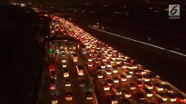 Kepadatan Kendaraan di Gerbang Tol Cikarang Utama