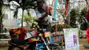 Warga sedang menghias Betor (becak motor) di depan kantor Dinas Perhubungan, Medan, Sumatera Utara, Sabtu (25/11). Puluhan betor akan ramaikan kirab budaya ngunduh mantu Kahiyang-Bobby. (Liputan6.com/Endang Mulyana)