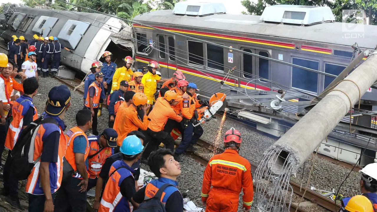 Proses Evakuasi KRL Anjlok di Bogor