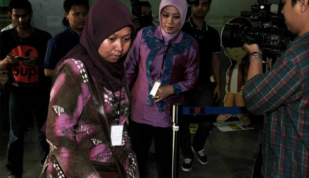 Kedatangan Eli Halimah untuk menjenguk suaminya yang ditangkap KPK karena kasus dugaan suap konversi lahan Bogor-Puncak-Cianjur (Bopunjur), Jakarta, Jumat (9/5/2014) (Liputan6.com/Johan Tallo)