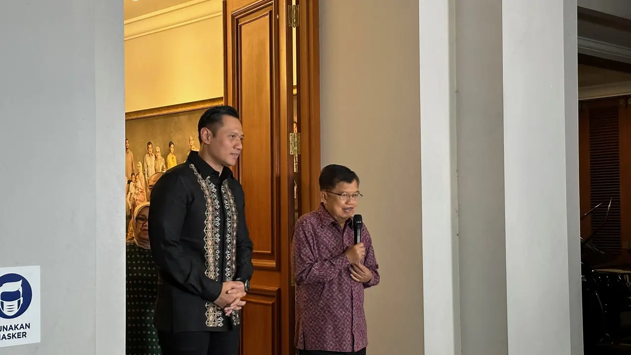 Wakil Presiden ke-10 dan ke-12 Jusuf Kalla (JK) menerima kunjungan silaturahmi Ketua Umum Partai Demokrat Agus Harimurti Yudhoyono (AHY) di kediaman pribadinya, Jalan Brawijaya Raya, Kebayoran Baru, Jakarta Selatan (Liputan6.com/Nanda Perdana Putra)