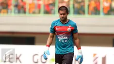 Penjaga gawang Persija, Andritany tertunduk saat laga melawan Mitra Kukar pada lanjutan Liga 1 Indonesia di Stadion Patriot Candrabhaga, Bekasi, Minggu (14/5). Laga kedua tim berakhir imbang 1-1. (Liputan6.com/Helmi Fithriansyah)