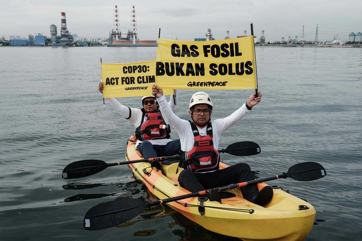 FOTO: Aksi Aktivis  Greenpeace di PLTU Muara Karang Soroti Arah Kebijakan Energi Indonesia