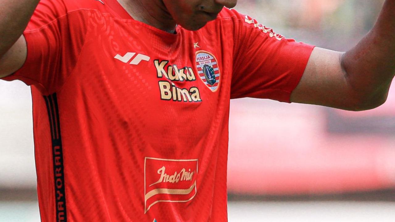 Pemain Persija Jakarta, Hanif Sjahbandi terlihat mengangkat kedua tangnnya saat menolak melakukan selebrasi setelah mencetak gol kedua ke gawang Arema FC di Stadion Patriot Candrabhaga.