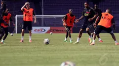Sejumlah pemain Ajax Amsterdam saat melakukan latihan ringan di Stadion GBK  Jakarta, (Liputan6.com/Helmi Fithriansyah)