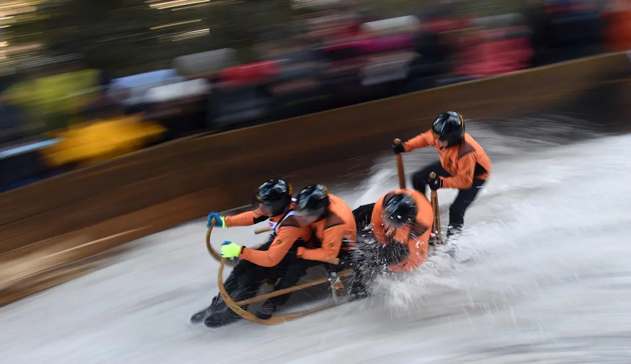 Aksi peserta mengendalikan kereta luncurnya saat mengikuti lomba kereta luncur tanduk tradisional di Desa Bavaria, Garmisch-Partenkirchen, Jerman (6/1). Lebih dari 70 tim mengikuti lomba tersebut. (AFP Photo/Christof Stache)