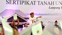 Presiden Joko Widodo menyerahkan 1.300 sertifikat hak atas tanah untuk masyarakat di Kab Lampung Tengah, Jumat (23/11). Akhir tahun ini pemerintah akan menerbitkan hingga kurang lebih 30.000 sertifikat khusus di Lampung Tengah. (Liputan6.com/HO/Biropers)