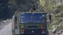Konvoi tentara India bergerak di Jalan Raya Srinagar-Ladakh, Gagangeer, Srinagar, Kashmir, India, Rabu (9/9/2020). India dan China terlibat dalam kebuntuan yang menegangkan di wilayah gurun dingin Ladakh sejak Mei lalu. (AP Photo/Dar Yasin)