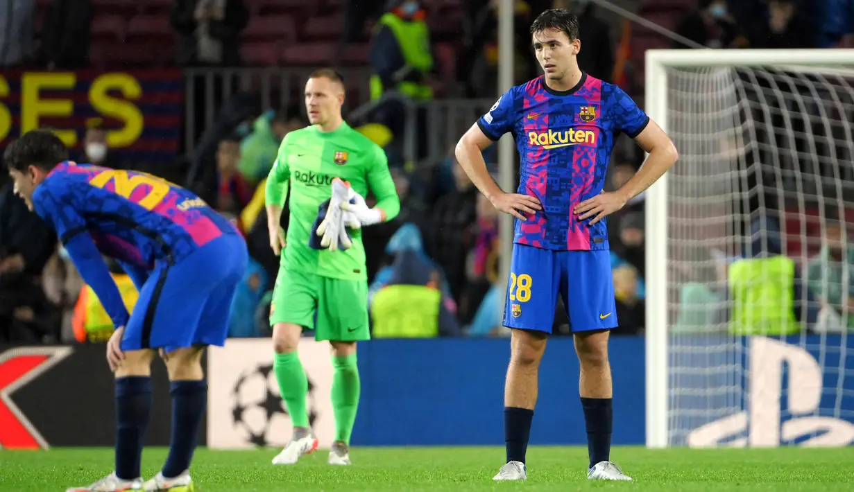 Para pemain Barcelona tak mampu menutupi kekecewaan usai hanya mampu bermain imbang melawan Benfica di Liga Champions. (AFP/Lluis Gene)