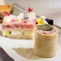 Sesi minum teh di sore hari dapat dikemas menggemaskan dengan sajian kuliner yang spesial. Seperti yang ditawarkan oleh Park Hyatt Jakarta. Kamu dapat mencoba Open-faced tuna sandwich yang berisi seared tuna, egg salad, lemon jelly, white achovies, potato pearls dan string bean. Kemudian dilanjutkan dengan ricotta truffle croissant yang gurih dan aromatik. Cicipi juga roast beef Crepes dengan mustard mayo dan gherkin. / Foto dok: Park Hyatt Jakarta.