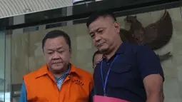 Deputi Informasi, Hukum dan Kerja Sama Badan Keamanan Laut Eko Susilo Hadi saat keluar dari KPK usai resmi ditahan, Jakarta, Kamis (15/12). KPK juga menangkap tiga orang lainnya yang diduga sebagai pihak swasta pemberi suap. (Liputan6.com/Helmi Afandi)