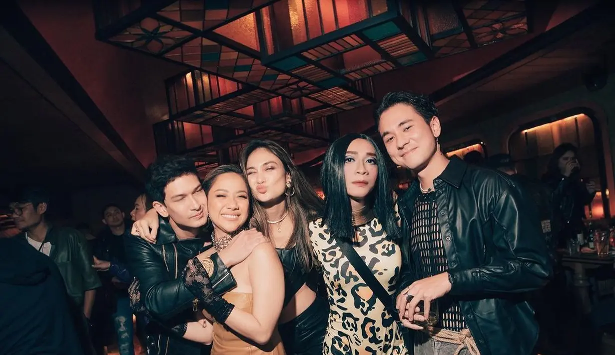 Aktor Jerome Kurnia juga tampil dengan leather jacket dan dalaman kaus berjaring (Foto: Instagram @amingisback)