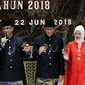 Gubernur DKI Jakarta Anies Baswedan serta istri Fery Farhati Baswedan (kiri) dan Wagub DKI Jakarta Sandiaga Uno serta istri Nur Asia Uno saat merayakan Malam Resepsi HUT ke-491 Kota Jakarta di Balai Kota Jakarta, Jumat (22/6). (Liputan6.com/JohanTallo)