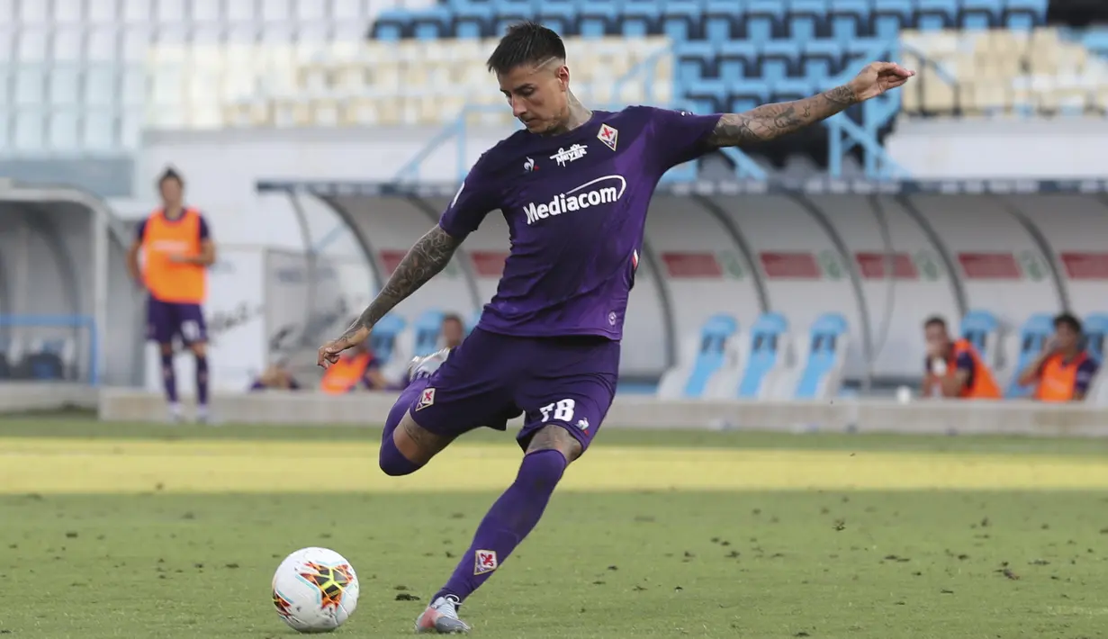 Gelandang Fiorentina,Erick Pulgar menendang bola saat bertanding melawan SPAL pada pertandingan lanjutan Liga Serie A Italia di stadion Paolo Mazza di Ferrara, Italia, Minggu (2/8/2020). Fiorentina menang telak 3-1 atas SPAL. (Filippo Rubin/Lapresse via AP)