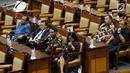 Sejumlah anggota DPR RI saat mengikuti Rapat Paripurna di Kompleks Parlemen, Senayan, Jakarta, Kamis (4/7/2019). Rapat membahas berbagai agenda salah satunya Penyampaian RUU tentang Penanggungjawaban atas Pelaksanaan RAPBN (P2APBN) TA 2018 oleh Pemerintah. (Liputan6.com/Johan Tallo)