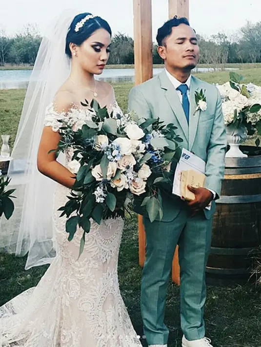 Sedangkan Denalta Eunike yang dikenal sebagai finalis Miss Indonesia 2013 tampil dengan gaun simpel warna putih. Danelta tampil cantik dan angun dengan gaun yang dikenakan.  (Instagram/aliciamilka)