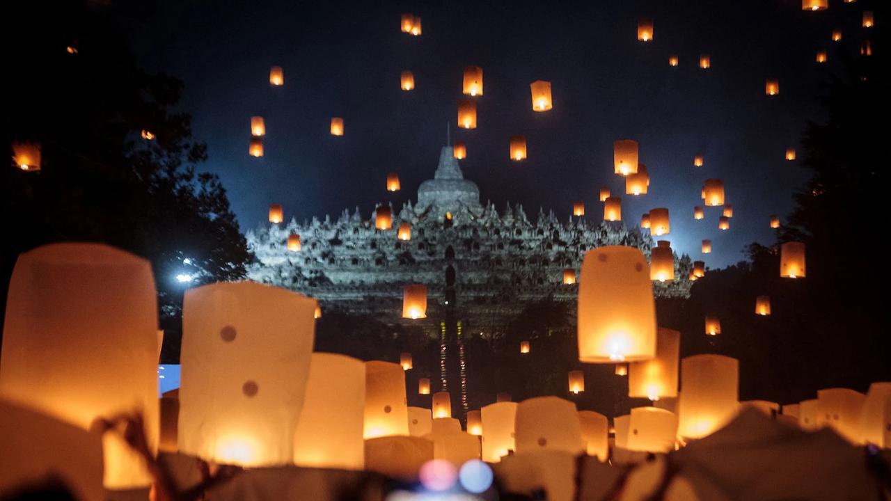 FOTO: Ribuan Lampion Terangi Langit Borobudur pada Puncak Waisak 2570 BE