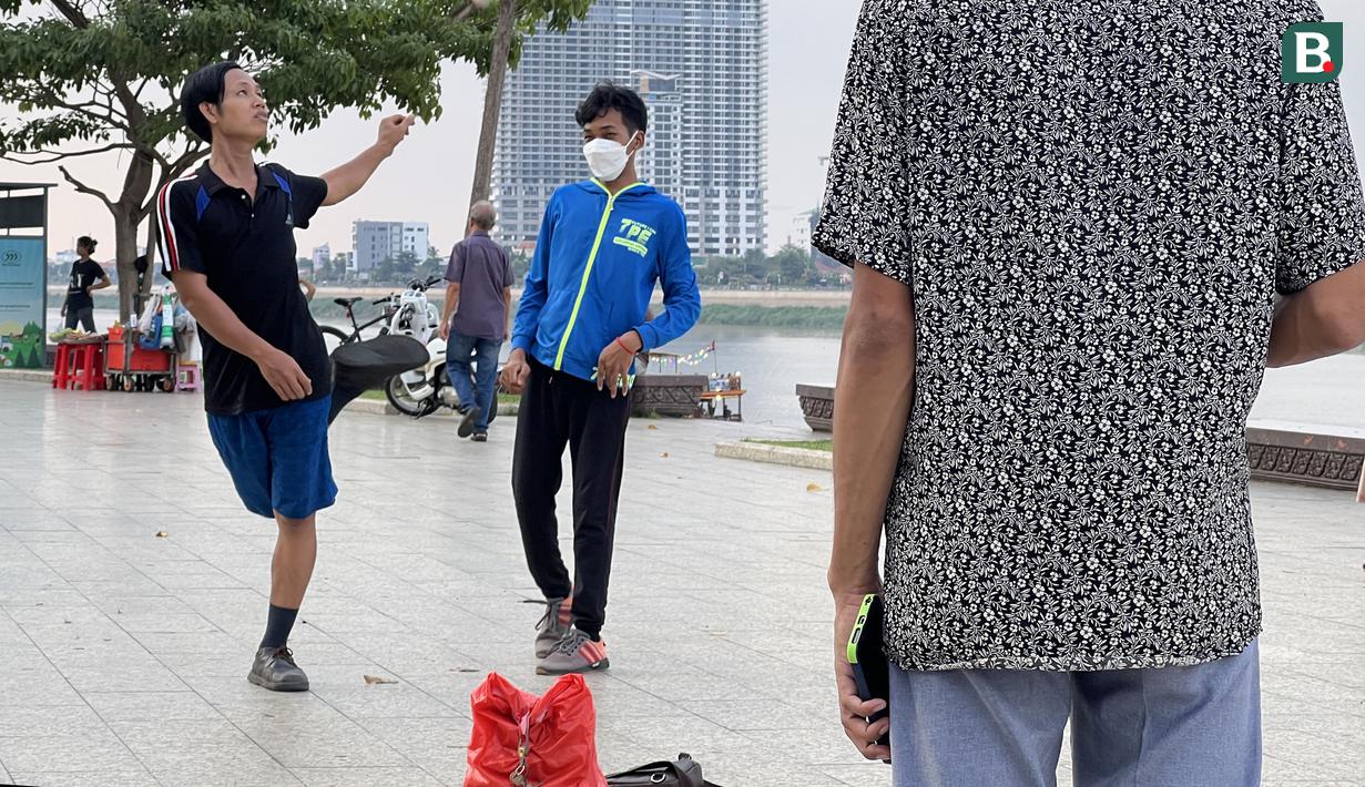Sejumlah warga memainkan olahraga tradisional Kamboja, Sey di kawasan kawasan Tonle Sap, Phnom Penh, Kamboja, Kamis (11/05/2023). Tonle Sap merupakan danau air tawar terbesar di Asia Tenggara. (Bola.com/Gregah Nurikhsani)