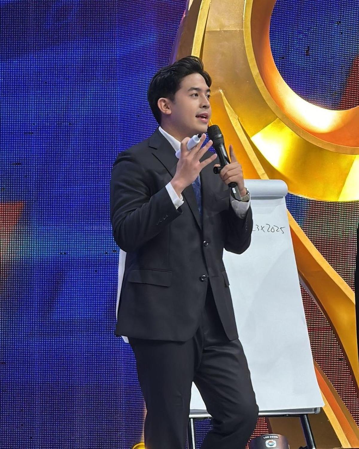 Jerome tampak sangat antusias saat mengajarkan materi Matematika di acara Liputan6 Awards, mengungkapkan rasa senangnya dalam unggahannya dengan tulisan, "Super senanggg!"<br>