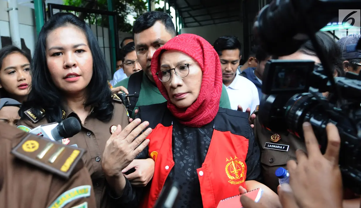 Terdakwa kasus dugaan penyebaran berita bohong atau hoaks Ratna Sarumpaet menuju mobil tahanan usai menjalani sidang lanjutan di PN Jakarta Selatan, Rabu (6/3/2019). Sidang beragendakan pembacaan nota keberatan atau eksepsi (Liputan6.com/Herman Zakharia)