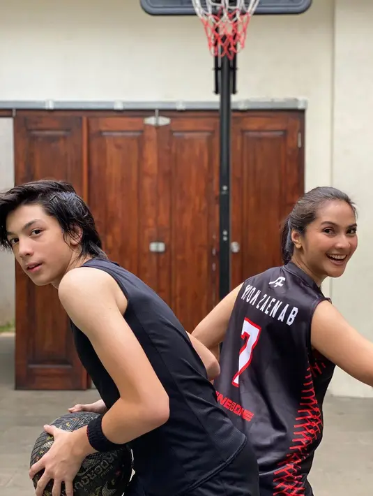 Bukan hanya Maudy ternyata, sang suami pun merindukan juga pergi ke mall. Namun karena alasan kesehatan, mereka memutuskan untuk lebih memilih berada di rumah saja. Mereka bertiga juga jadi banyak berkumpul bersama. (Instagram/maudykoesnaedi)