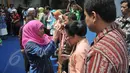 Mensos, Khofifah Indar Parawansa memberikan piagam di pembukaan peringatan HLUN di TMPNU Kalibata, Jakarta, Kamis (4/6/2015). Peringatan HLUN meningkatkan pemahaman dan Kemandirian sebagai cerminan kesejahteraan lansia. (Liputan6.com/Johan Tallo)