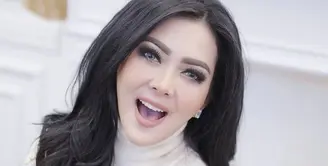 Artis yang satu ini memang luar biasa, belum lama ini ia menggarap video klip lagu terbarunya di Yunani