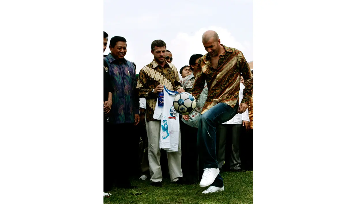  Zinedine Zidane, saat melakukan Jugling mengenakan Batik disaksikan Presiden RI ke-6 Susilo Bambang Yudhoyono di Jakarta, Indonesia, (06/07/2007). Zidane ke Indonesia guna mempromosikan sepak bola untuk anak-anak. (EPA/Jurnasyanto Sukarno)