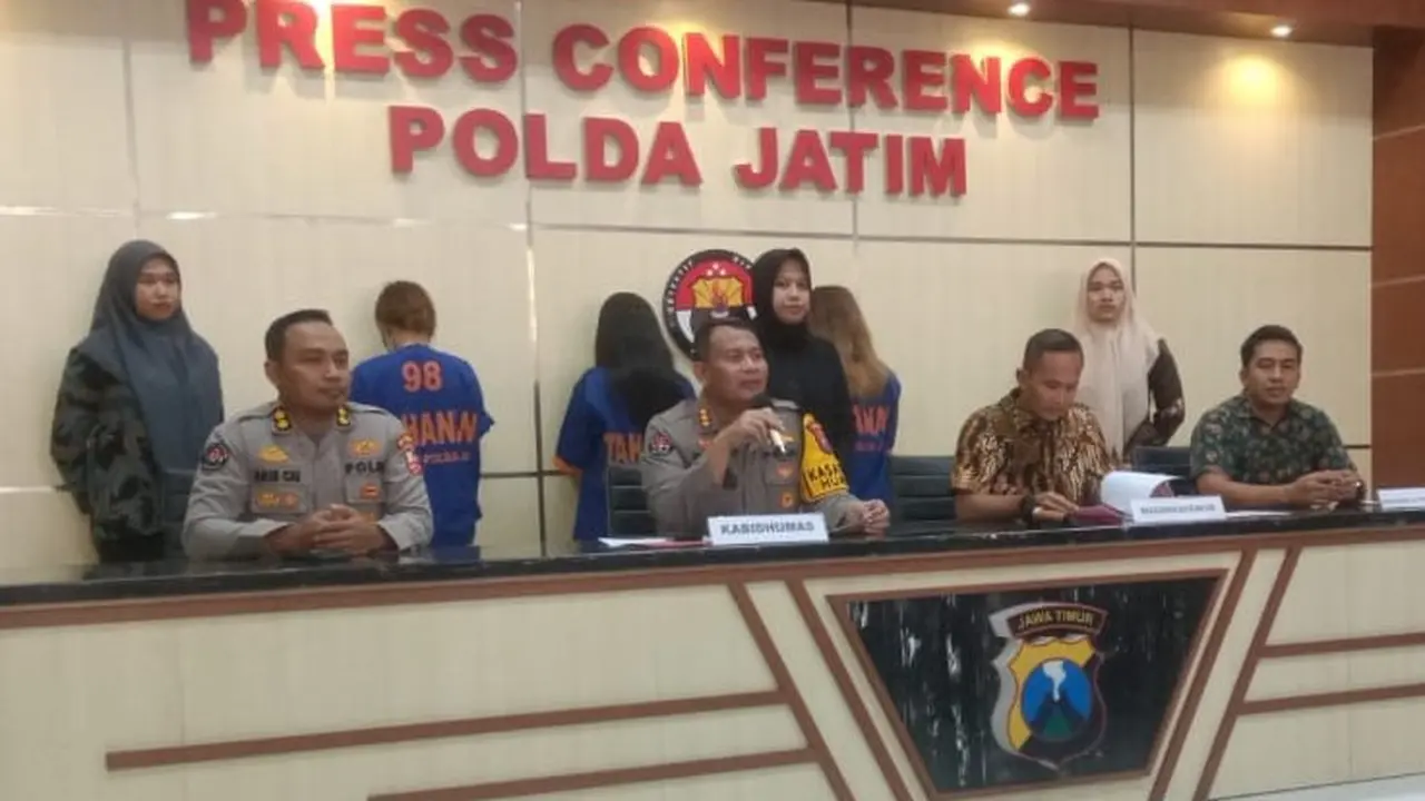 Pelaku investasi bodong diamankan di Polda Jatim. (Dian Kurniawan/Liputan6.com)