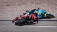 Pembalap MotoGP Jepang dari Tim Trackhouse MotoGP, Ai Ogura (kanan), dan pembalap MotoGP Spanyol dari Tim Honda HRC Castrol, Joan Mir, mengalami kecelakaan saat balapan Grand Prix sepeda motor MotoGP Jerman di sirkuit Sachsenring, Hohenstein-Ernstthal, dekat Chemnitz, Jerman timur, pada 13 Juli 2025. (Ronny Hartmann/AFP)