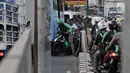 Pengendara motor berlawan arah di kawasan Klender, Jakarta, Kamis (11/7/2019). Demi mempersingkat jarak tempuh dan menghindari kemacetan, para pengendara sepeda motor di kawasan ini nekat berlawan arah yang sesungguhnya dapat mengancam keselamatan. (merdeka.com/Iqbal S. Nugroho)