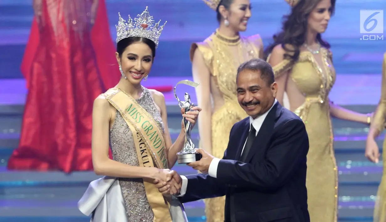 Menteri Pariwisata Arief Yahya memberikan trofi kepada finalis Nadia Purwoko dari Bengkulu ketika terpilih sebagai Miss Grand Indonesia 2018 pada malam final di JCC Jakarta, Sabtu (21/7)  (Liputan6.com/Angga Yuniar)