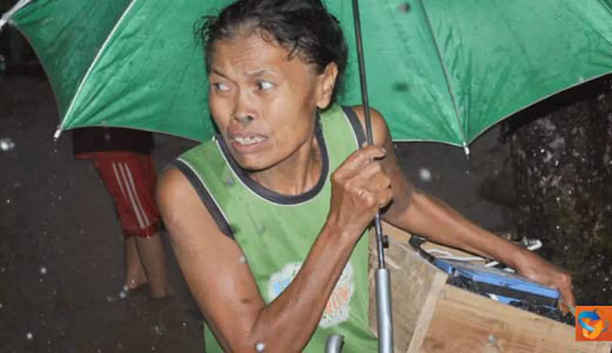 Citizen6, Jember: Warga Dusun Mandilis, Tempurejo terpaksa harus mengungsi untuk menghindari keganasan abrasi Sungai Mandilis yang semakin hari mendekat ke pemukiman penduduk, Rabu (13/4). (Pengirim: Sapto Raharjanto)