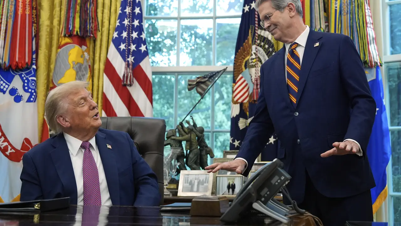 Menteri Keuangan Scott Bessent berbicara dengan Presiden Donald Trump di Ruang Oval Gedung Putih.