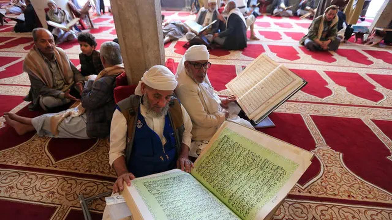 Unik, Tadarus dengan Al-Quran Berukuran Besar di Yaman