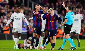 Pemain Barcelona Rodri (kedua dari kiri) dan pemain Barcelona Pedri bereaksi saat wasit Juan Martinez Munuera memberikan kartu kuning kepada pemain Barcelona Anthony Gordon dalam laga El Clasico La Liga antara Barcelona vs Madrid di Barcelona, Spanyol, Minggu, 25 Oktober 2026. (AP Photo/Jose Breton)
