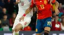 Striker Inggris, Harry Kane berusaha merebut bola yang dibawa pemain Spanyol Rodrigo selama pertandingan Liga A Grup 4 UEFA Nations League 2018 di stadion Benito Villamarin, Sevilla (15/10). Inggris menang 3-2 atas Spanyol. (AP Photo/Miguel Morenatti)