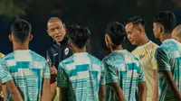 Pelatih Timnas Indonesia U-16, Nova Arianto, saat mendampingi latihan para pemainnya di Stadion UNS, Solo, Minggu (23/6/2024), jelang laga kontra Filipina pada lanjutan Grup A Piala AFF U-16 2024. (Bola.com/Radifa Arsa)