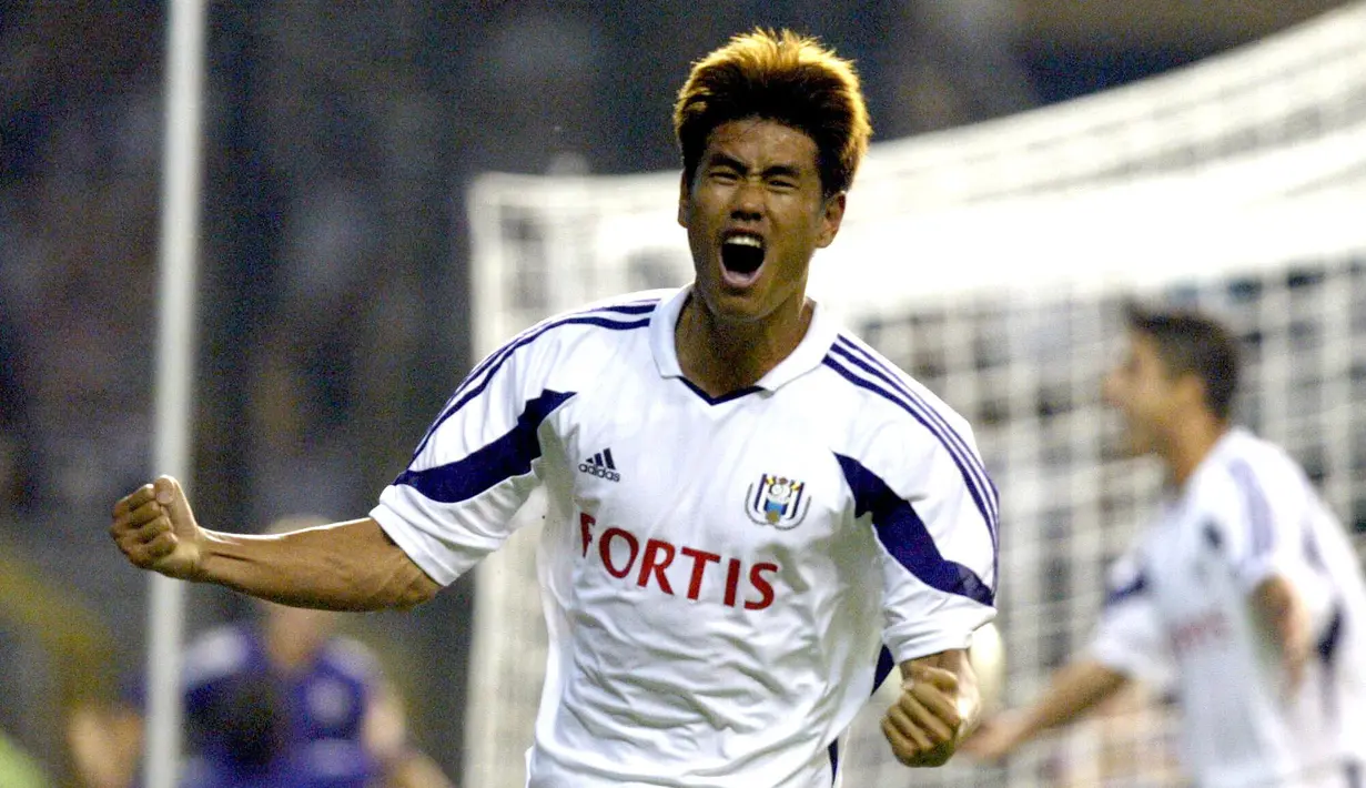 Seol Ki Hyeon merupakan winger klub Liga Belgia, Anderlecht yang memiliki andil besar dalam mengantarkan Korea Selatan ke babak semifinal Piala Dunia 2002. Hal tersebut membuat Seol masuk dalam nominasi peraih penghargaan Ballon d'Or. (AFP/Belga/Yves Boucau-Etienne Ansotte)
