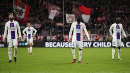 Para pemain Paris Saint Germain tertunduk lesu setelah ditaklukkan Bayern Munchen pada leg kedua babak 16 besar Liga Champions 2022/2023 di Allianz Arena, Kamis (9/3/2023). Kekalahan ini membuat PSG lagi-lagi gagal di Liga Champions. (AP Photo/Matthias Schrader)