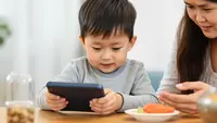 Jangan Biasakan Anak Makan Sambil Nonton, Dokter Ungkap Dampaknya bagi Tumbuh Kembang