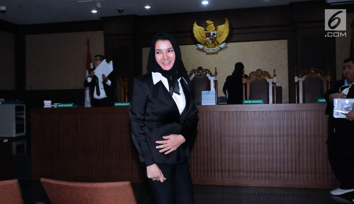 Bupati nonaktif Kutai Kartanegara, Rita Widyasari usai menjalani sidang perdana sebagai terdakwa di Pengadilan Tipikor, Jakarta, Rabu (21/2). Rita didakwa dalam dugaan suap pemberian izin lokasi perkebunan kelapa sawit. (Liputan6.com/Helmi Fithriansyah)
