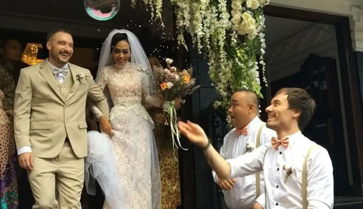 Jono mengenal Cice sejak tahun 2012. Keduanya menjadi sering bertukar pikiran hingga Cice menjadi asisten Jono sebagai basist GBS. (Instagram/germandmitrieviolin)