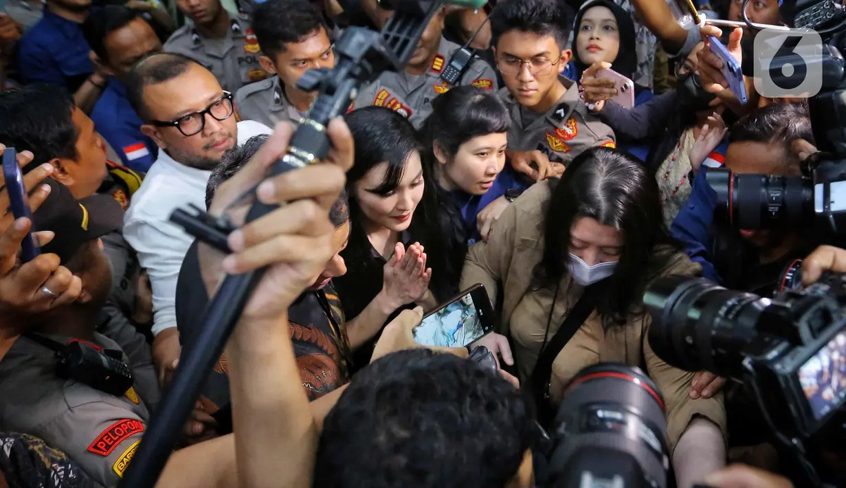 Aktris, Sandra Dewi (tengah) sesaat sebelum memberi kesaksian dalam sidang lanjutan kasus dugaan korupsi tata niaga timah di wilayah Izin Usaha Pertambangan (IUP) PT Timah tahun 2015-2022 di Pengadilan Tipikor, Jakarta, Kamis (10/10/2024). (Liputan6.com/Angga Yuniar)