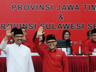 Pasangan Cagub-Cawagub Jawa Timur, Saifullah Yusuf (baju putih) dan Abdullah Azwar Anas saat diperkenalkan Ketua Umum PDIP Megawati Soekarno Putri di Jakarta, Minggu (15/10). Megawati juga menetapkan Cagub-Cawagub Sulsel. (Liputan6.com/Helmi Fithriansyah)