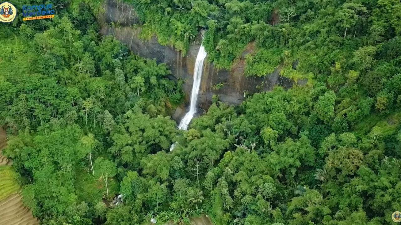 Berendam di Bawah Curug Jadi Obat Penghilang Lelah