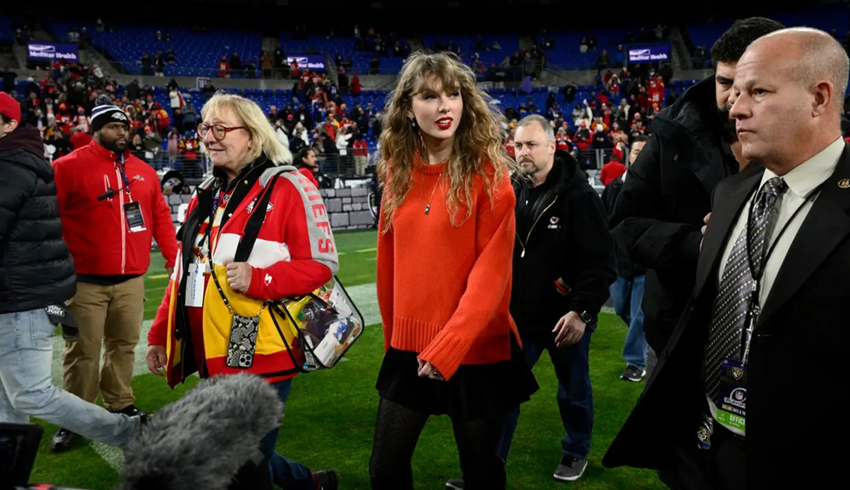 <p>Taylor yang larut dalam sukacita langsung menuju ke lapangan untuk memberi selamat kepada Travis yang sedang merayakan pencapaian tersebut bersama timnya. (AP Photo/Nick Wass)</p>