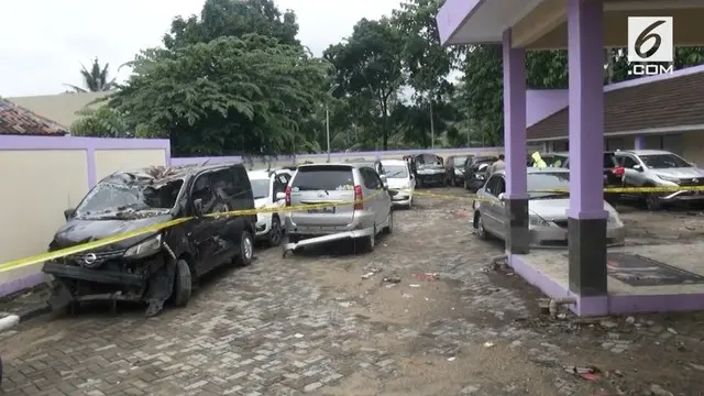 Polda Banten mengumpulkan kedaraan milik korban tsunami yang berserakan di pinggir jalan, parkiran hotel dan penginapan